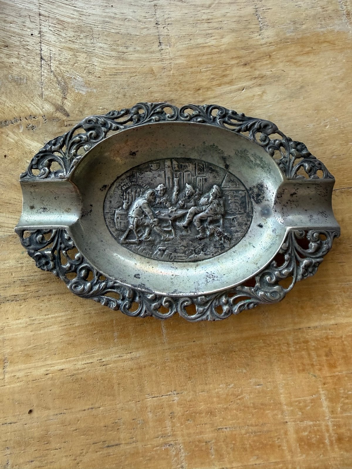 Vintage metalen asbak met reliëf decoratie, Antiek en Kunst, Ophalen of Verzenden