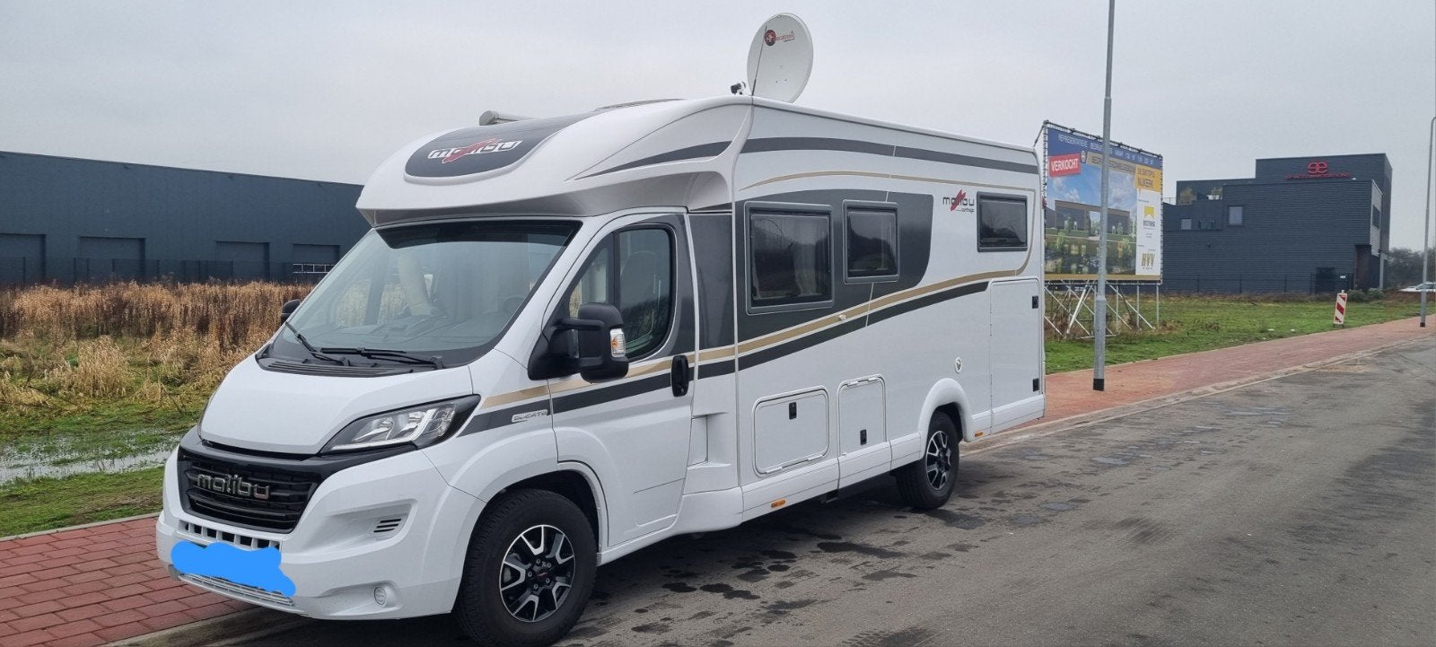 MALIBU 440 LE AUTOMAAT 9 TRAPS ENKELE BEDDEN, Caravans en Kamperen, Campers, Particulier, Half-integraal, Carthago