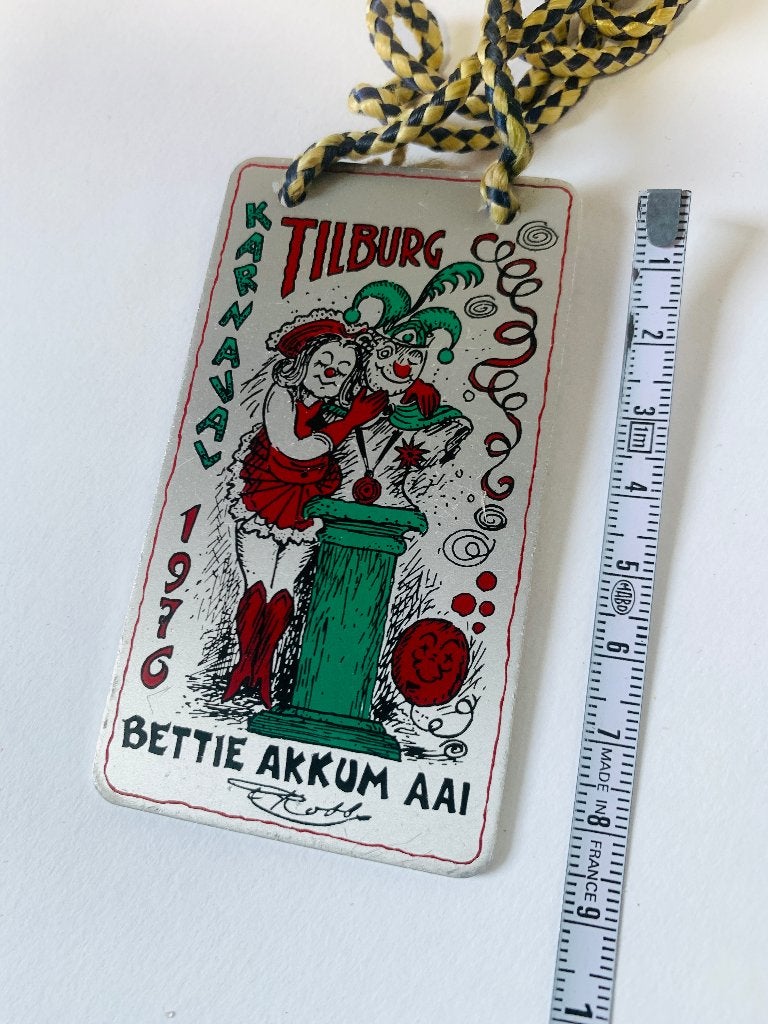 Tilburg Karnaval 1976 Speldje Bettie Akkum Aai carnaval, Ophalen of Verzenden, Zo goed als nieuw, Overige typen, Carnaval