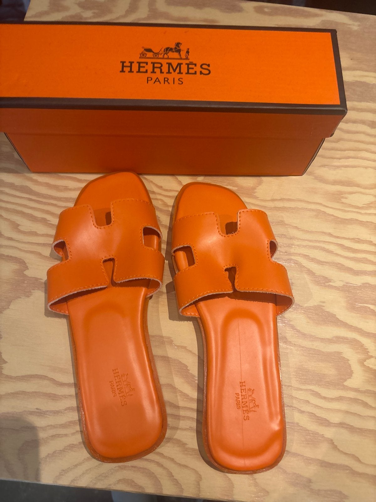 Oranje slippers met Eiffeltoren zool, Kleding | Dames, Ophalen of Verzenden, Gedragen, Oranje, Slippers