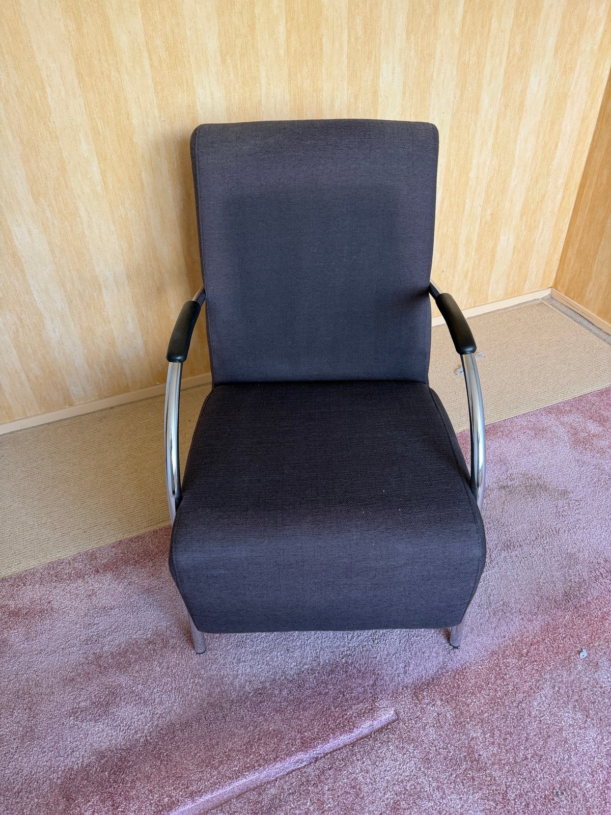 GRATIS comfortabele donkergrijze stoel met armleuningen, Huis en Inrichting, Ophalen, Gebruikt, Metaal, Eén