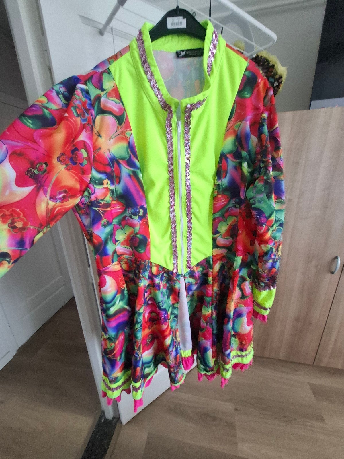 2 carnaval jassen en 1 petticoat, Kleding | Dames, Ophalen, Zo goed als nieuw, Maat 46/48 (XL) of groter, Carnaval