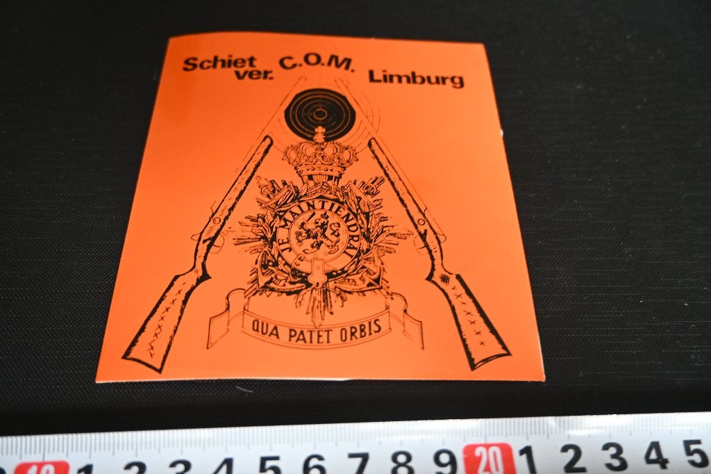 sticker Schietvereniging C.O.M. Limburg Qua Patet Orbis, Ophalen, Zo goed als nieuw