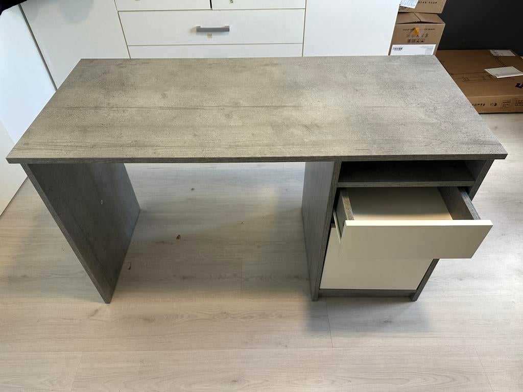 Grijse Ikea Bureau zo goed als nieuw!, Ophalen, Zo goed als nieuw