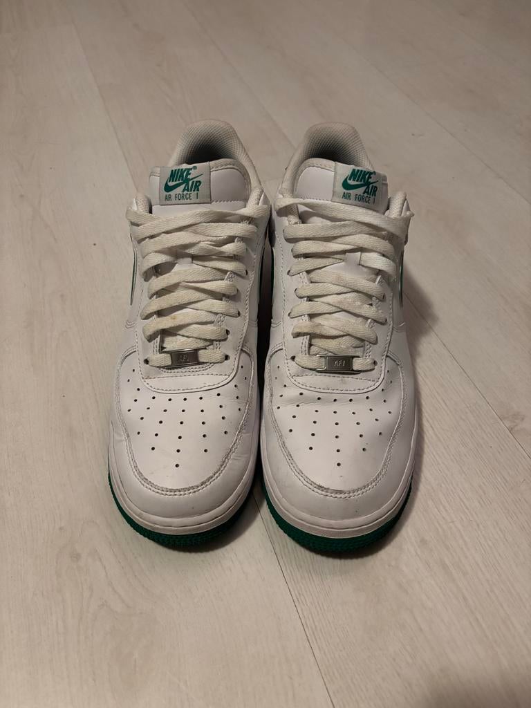 Nike Air Force 1 - Wit met groene accenten, maat 46, Kleding | Heren, Schoenen, Ophalen of Verzenden, Gedragen, Wit, Sneakers of Gympen