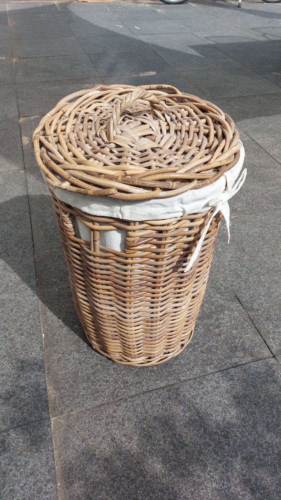 Rotan wasmand met deksel en stoffen binnenvoering, Ophalen, Gebruikt, Mand, Rond
