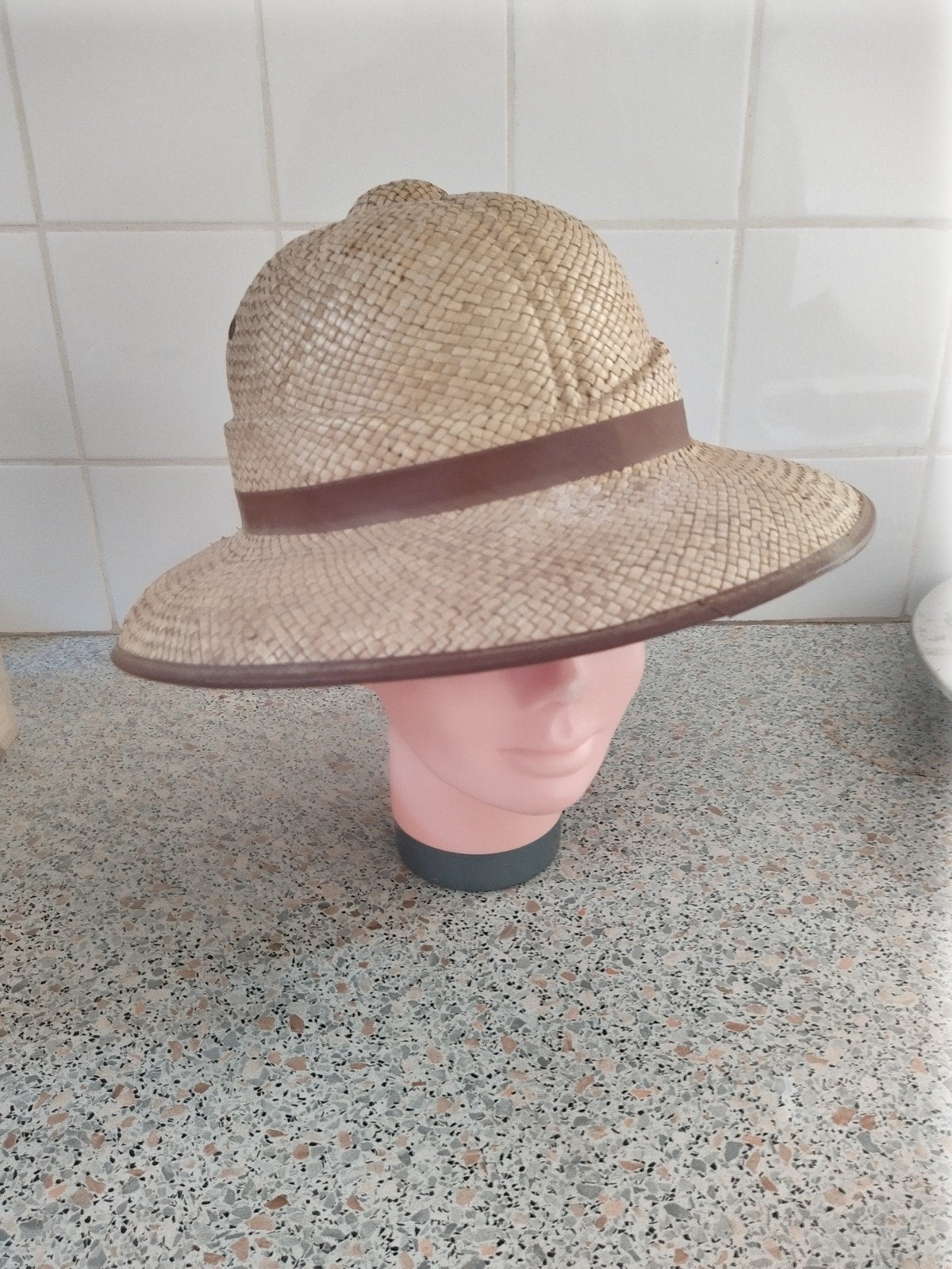 Vintage oude tropenhoed Afrika hoed, Ophalen, Gedragen