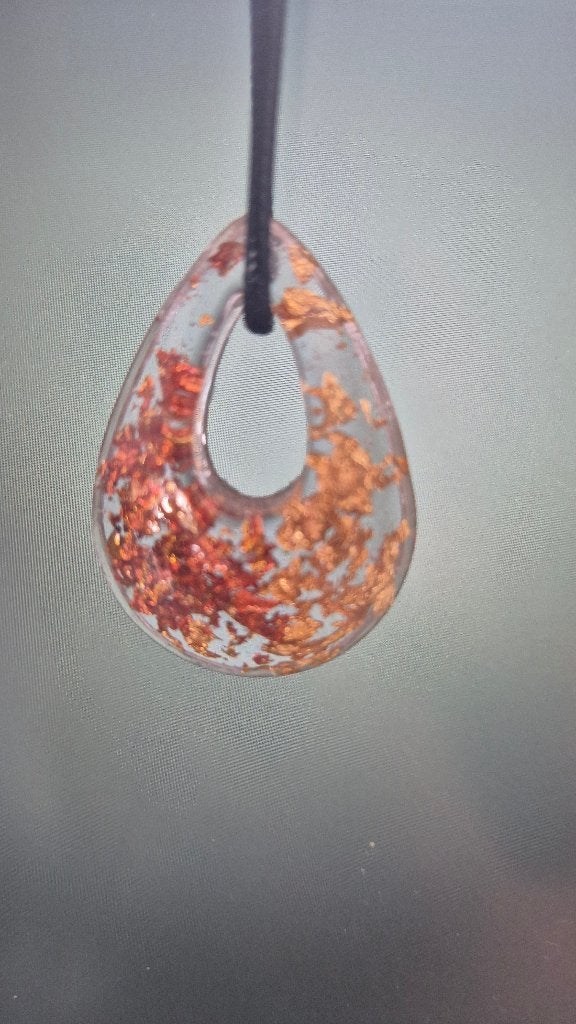 Hanger met goud- en koperkleurige vlokken in hars, Overige materialen, Overige voorstellingen, Verzenden, Nieuw