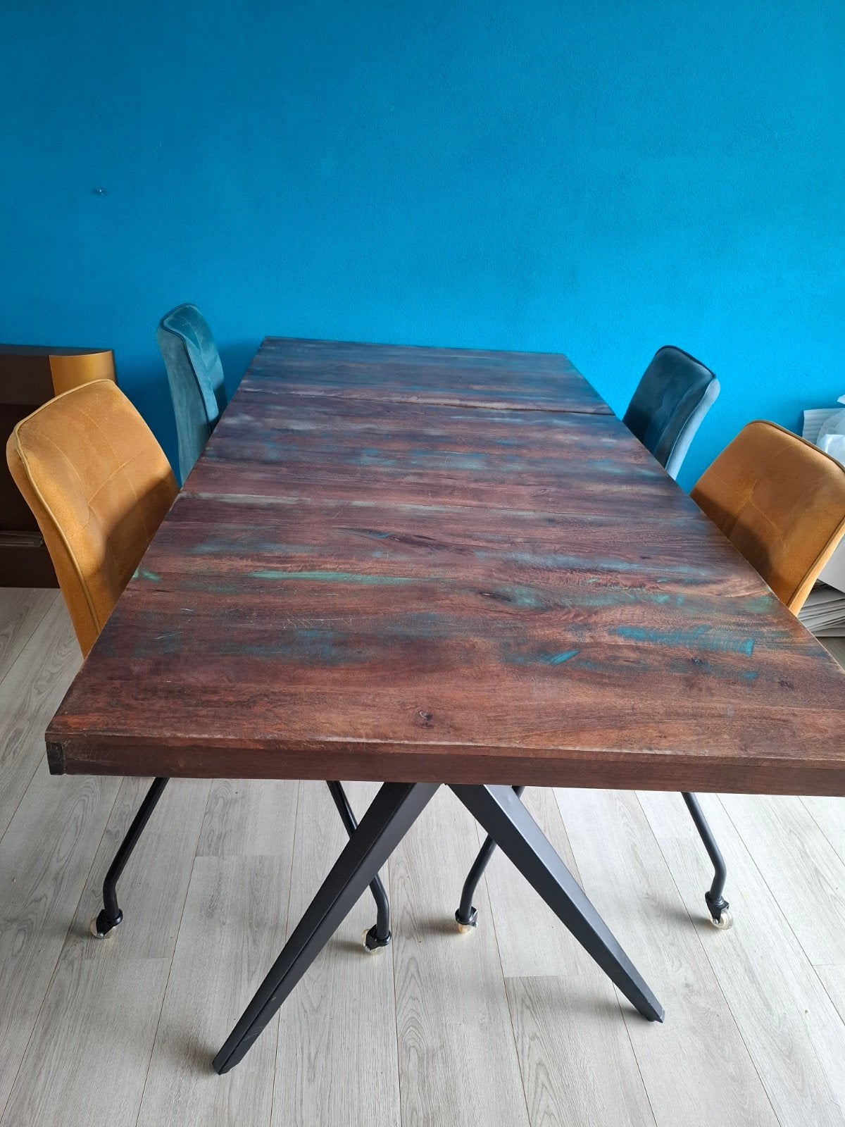 Eettafel van sloophout met 4 kuipstoelen op wieltjes, Gebruikt, 150 tot 200 cm, Vier personen, Rechthoekig