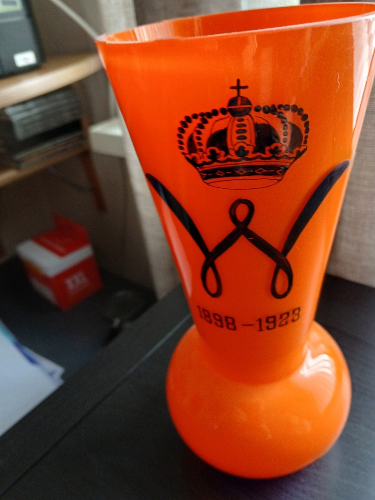 oranje vaas konings huis., Ophalen