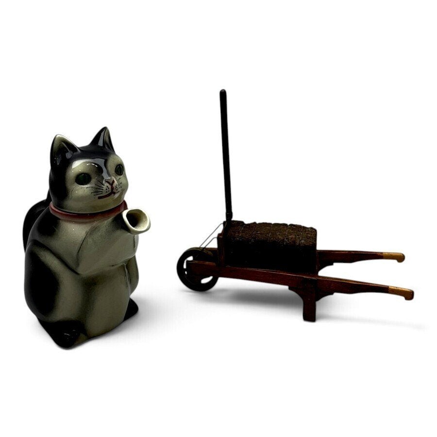 Theepot en miniatuur turfstekers karretje