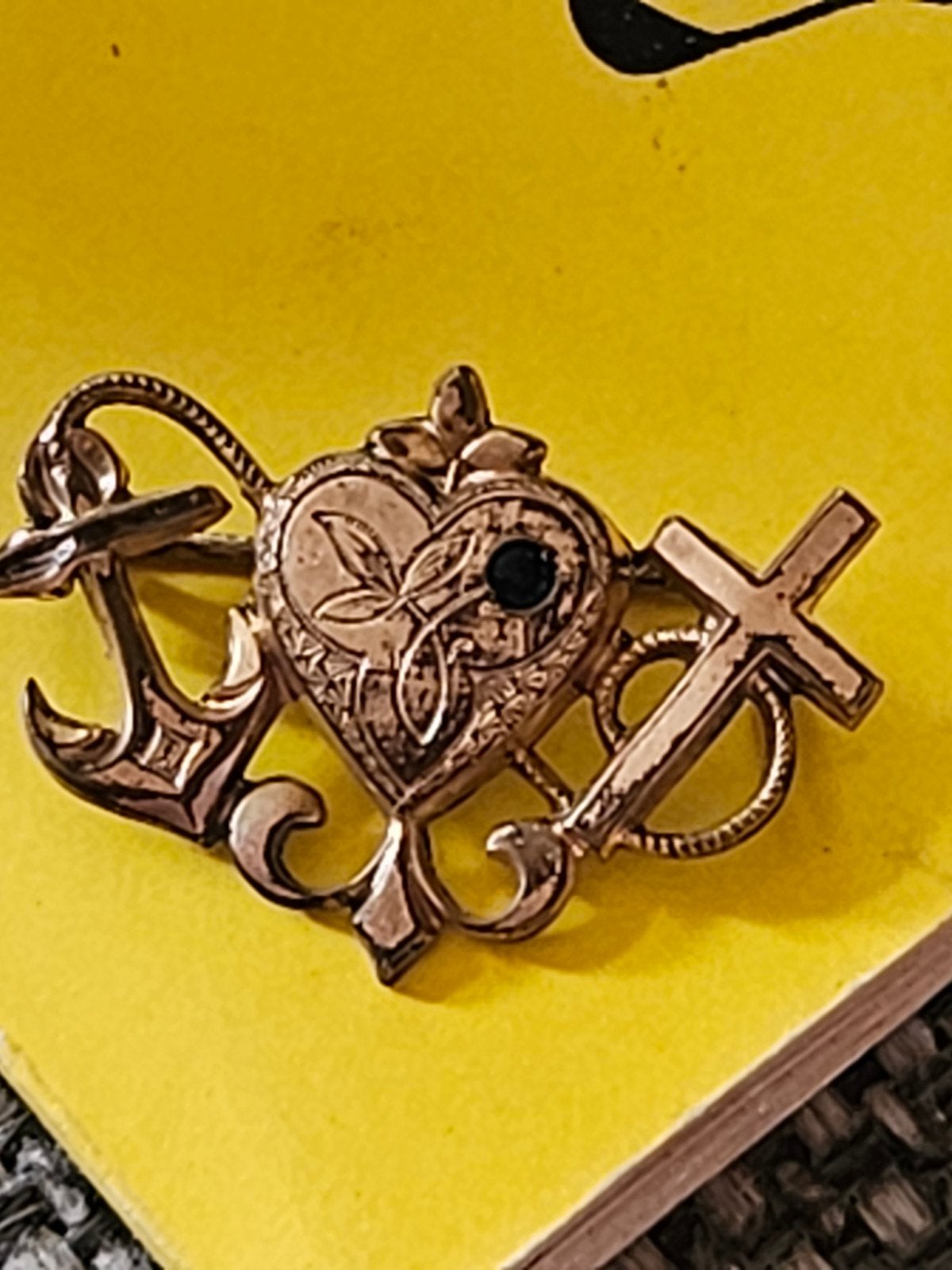 Vintage Broche Goudkleurig met Anker, Hart en Kruis, Ophalen of Verzenden, Overige materialen, Broche, Verguld
