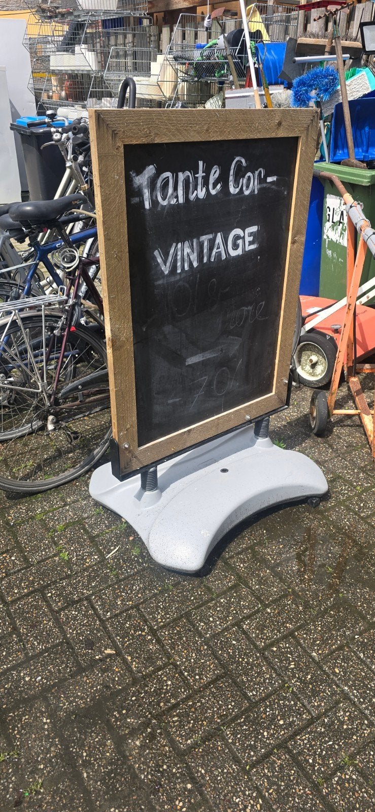 Industrieel reclame stoepbord, Ophalen