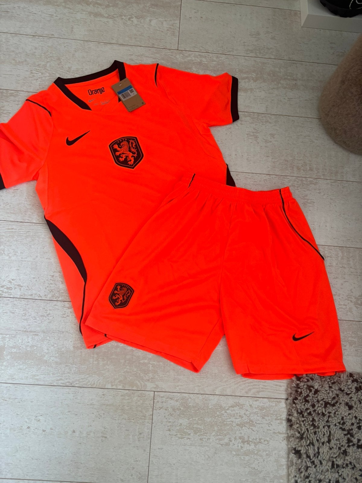 Nederland tenue oranje maat M, Oranje, Zo goed als nieuw, Voetbal, Verzenden
