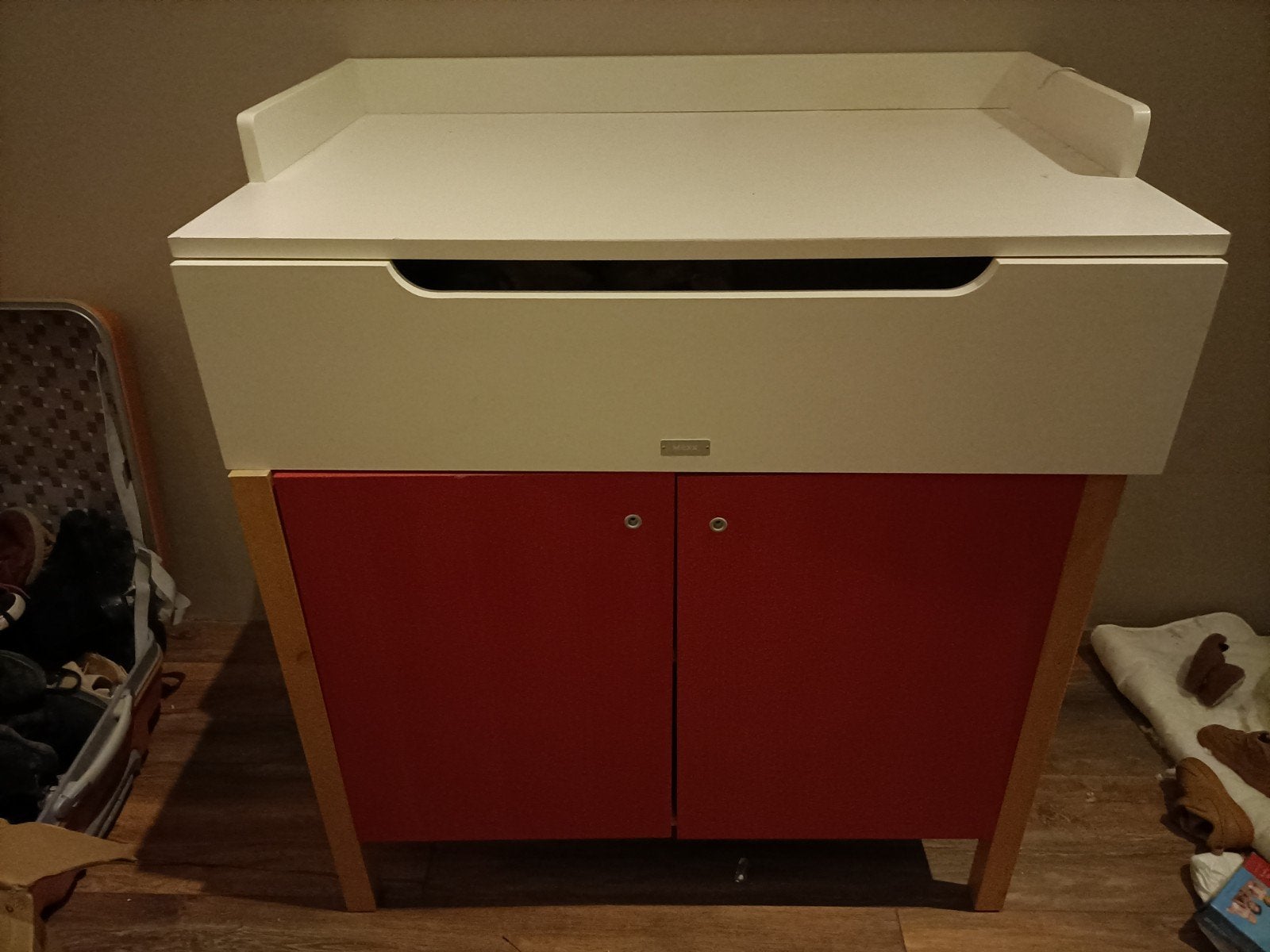 Babybedje met commode - Wit/Rood, Kinderen en Baby's, Kinderkamer | Bedden, Ophalen