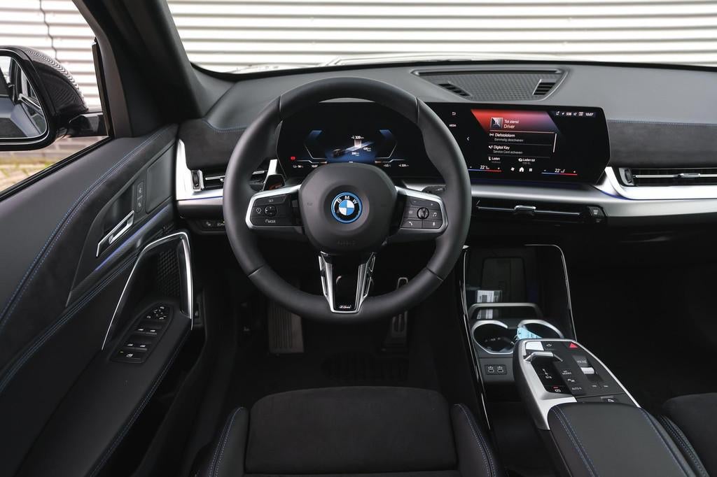 BMW iX1 eDrive20 M Sport / Trekhaak / Sportstoelen / Achteru, Zwart, Zwart, Metallic lak, Nieuw