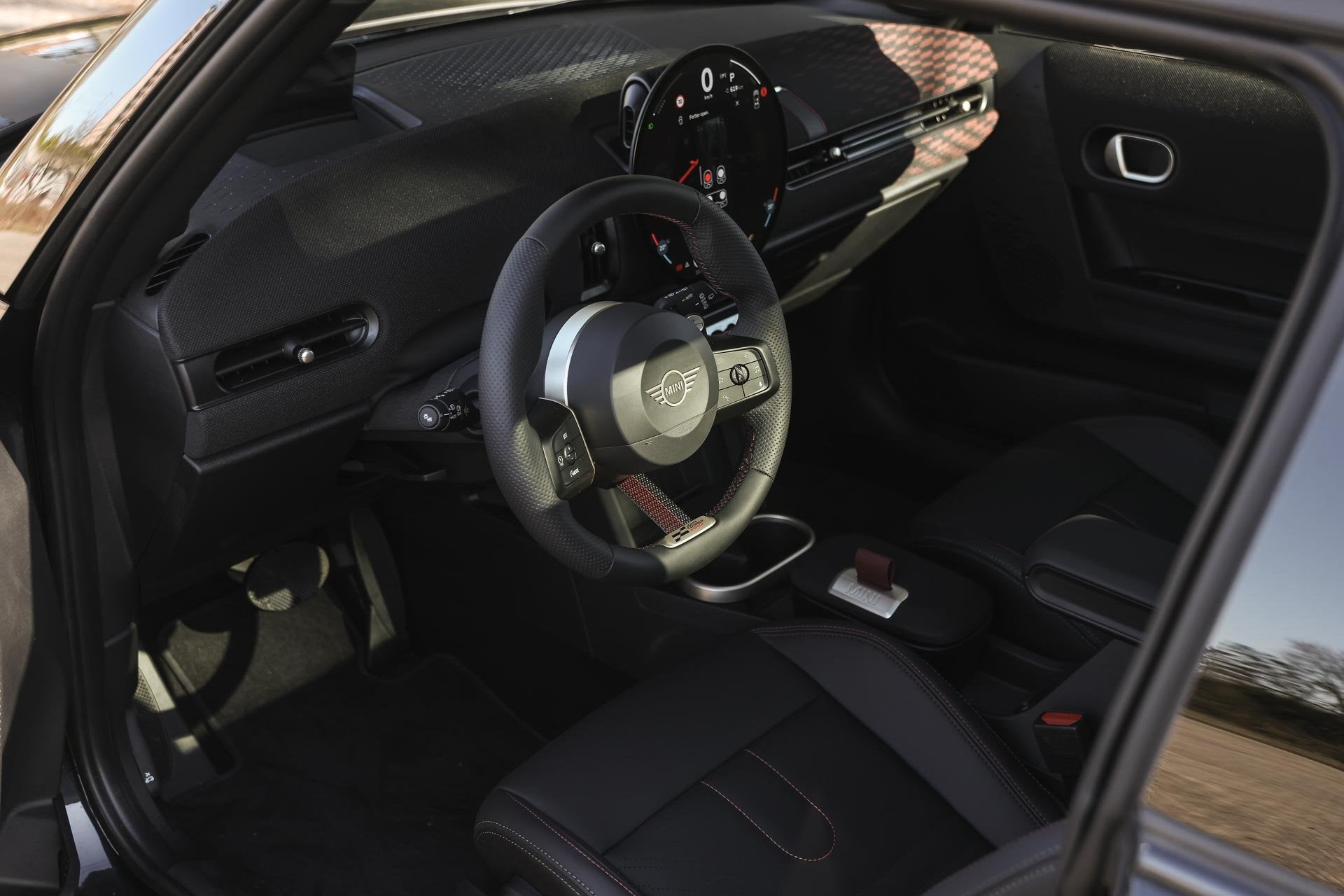 MINI Hatchback Cooper S Automaat / JCW / Pakket M / 17" John, Auto's, Mini, 1998 cc, 4 cilinders, Met garantie (alle), 4 stoelen