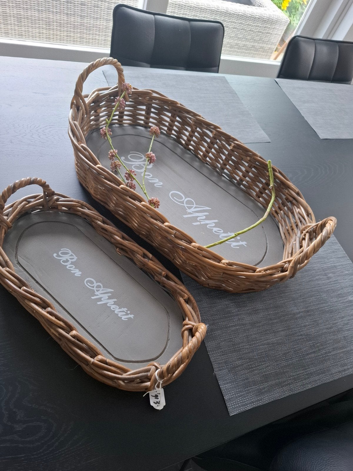 Set van 2 rieten dienbladen met 'Bon Appetit', Met afbeelding/tekst, Natuurlijk materiaal, Ophalen of Verzenden, Zo goed als nieuw