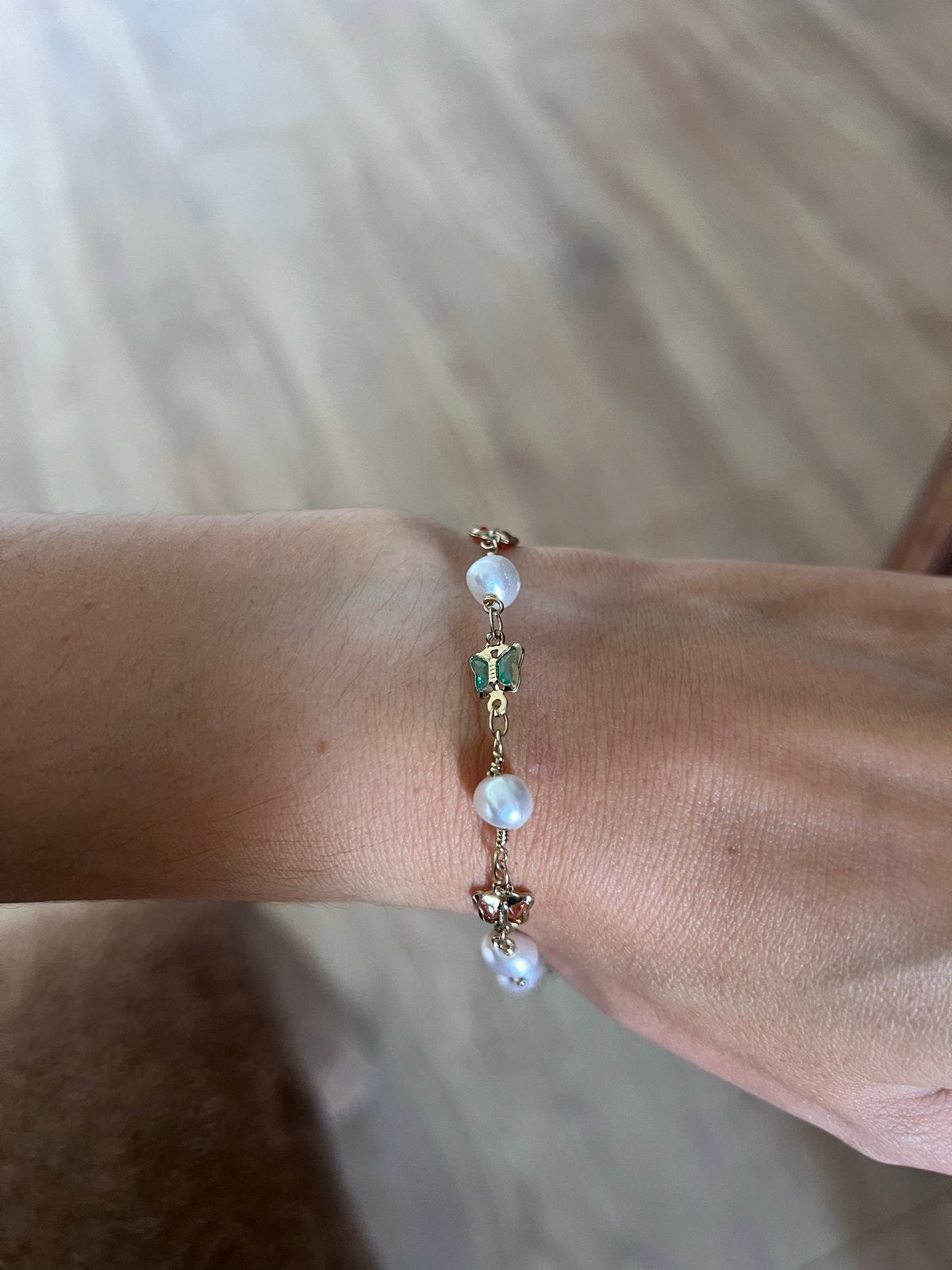 Elegante Armband met Parels en Vlinders, Overige materialen, Ophalen of Verzenden, Zo goed als nieuw, Met bedels of kralen
