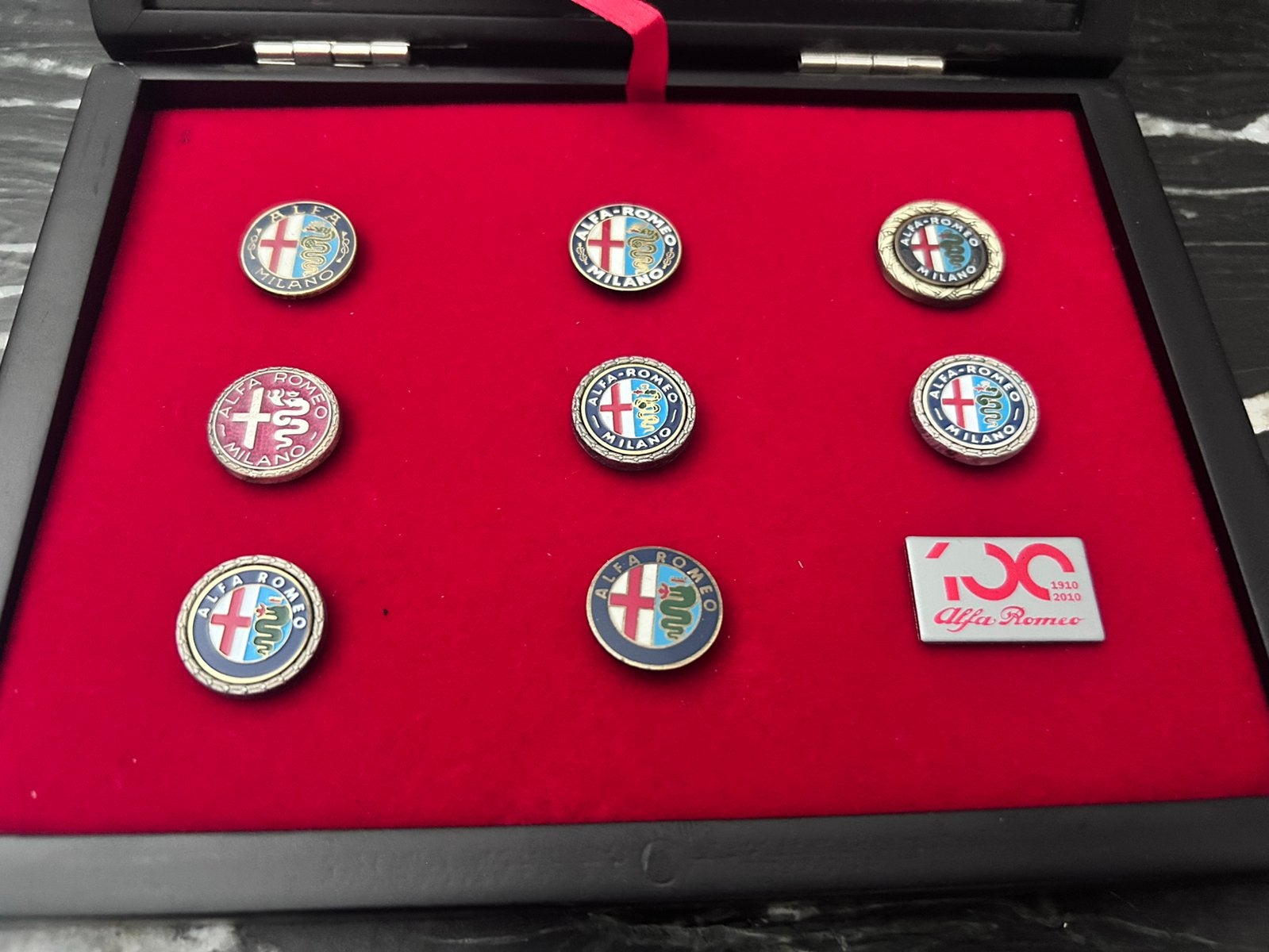 Alfa Romeo pin set emblemen 100 jaar Alfa, Auto diversen, Ophalen of Verzenden