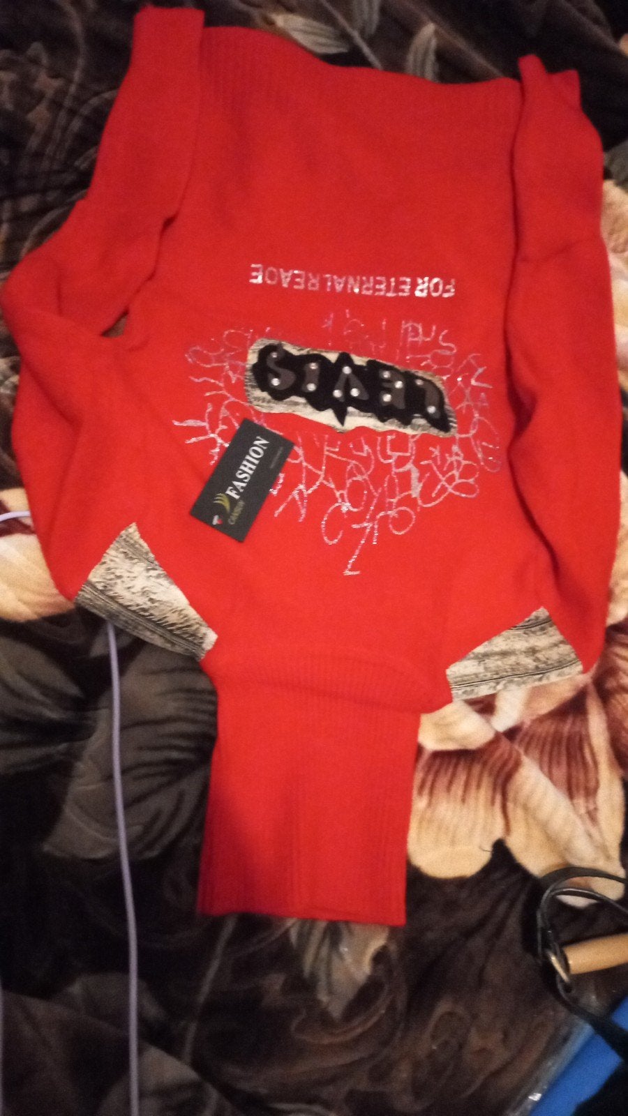 Nieuwe Rode Trui met Opdruk - Maat M, Maat 38/40 (M), Fashion, Nieuw, Ophalen of Verzenden