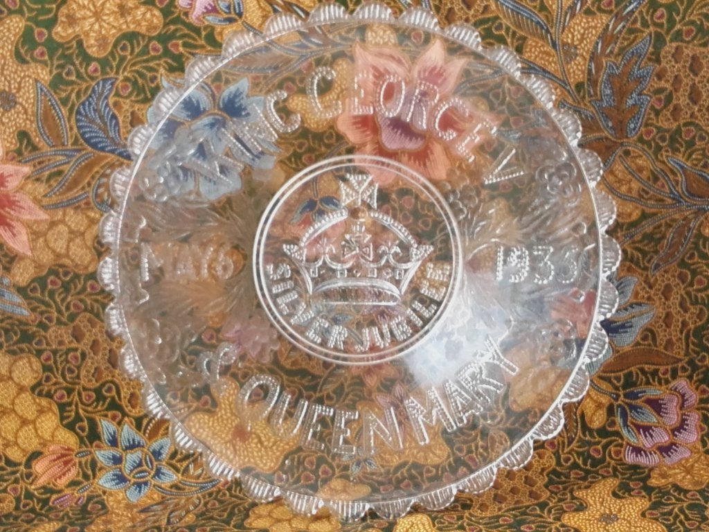 Mooi oud jubileum bord uit Engeland van glas 26,5 cm. 1935.
