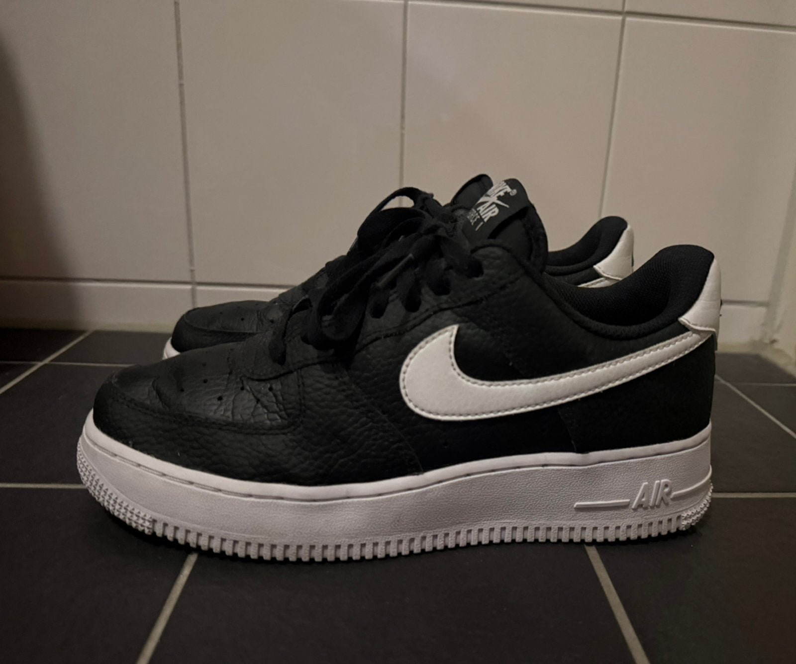 Nike Air Force 1 - 38,5, Kleding | Dames, Ophalen of Verzenden, Gedragen, Zwart, Sneakers of Gympen