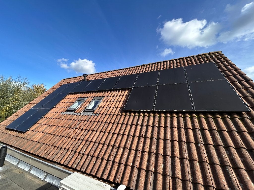 Volledig werkend systeem! Omvormer en 16x Zonnepanelen 170WP, Doe-het-zelf en Verbouw, Ophalen, Gebruikt, Compleet systeem, 100 tot 200 wattpiek