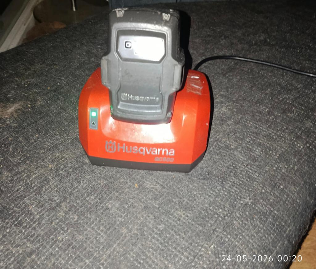 Husqvarna BLi300 Accu + QC500 Lader - Z.G.A.N. (2024), Ophalen of Verzenden