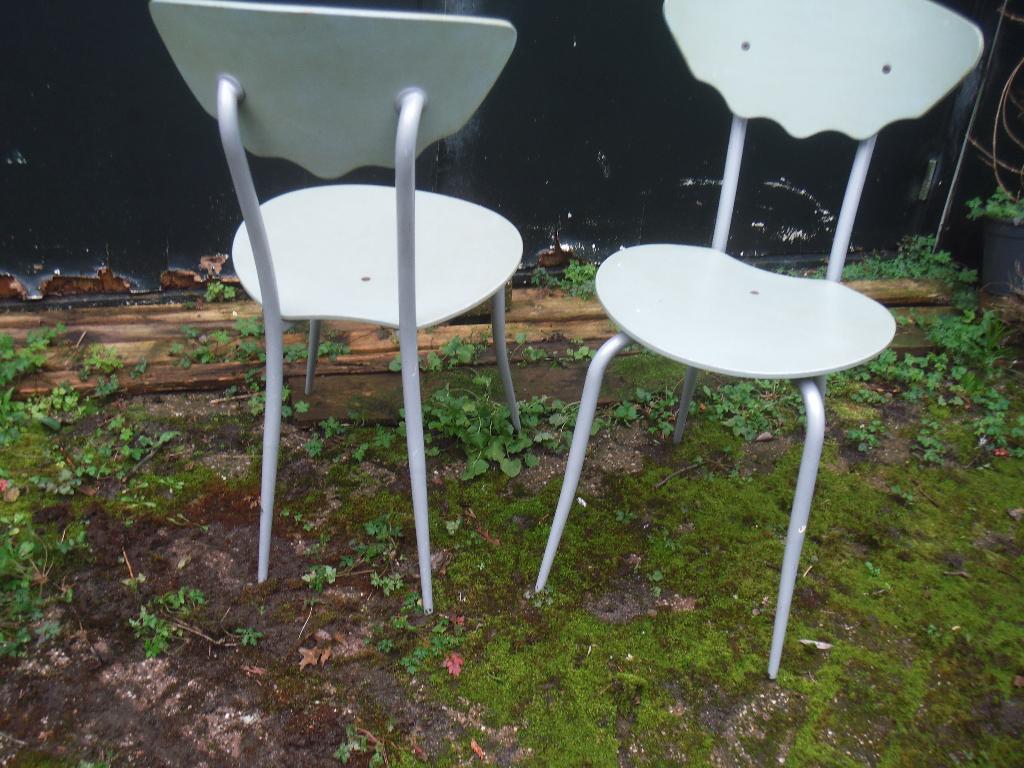 Twee leuke stoelen - Vlindermodel - Hout en metaal, Huis en Inrichting, Stoelen, Ophalen, Gebruikt, Twee, Blauw