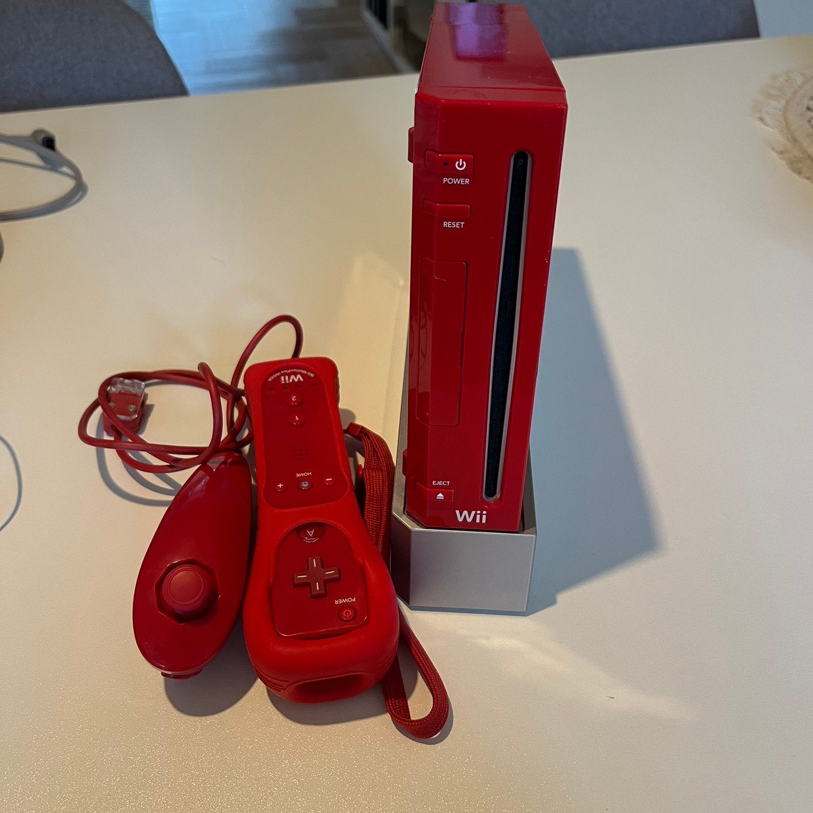 Rode Nintendo Wii Console met 2 controllers, Spelcomputers en Games, Spelcomputers | Nintendo Wii, Verzenden, Gebruikt, Met 2 controllers