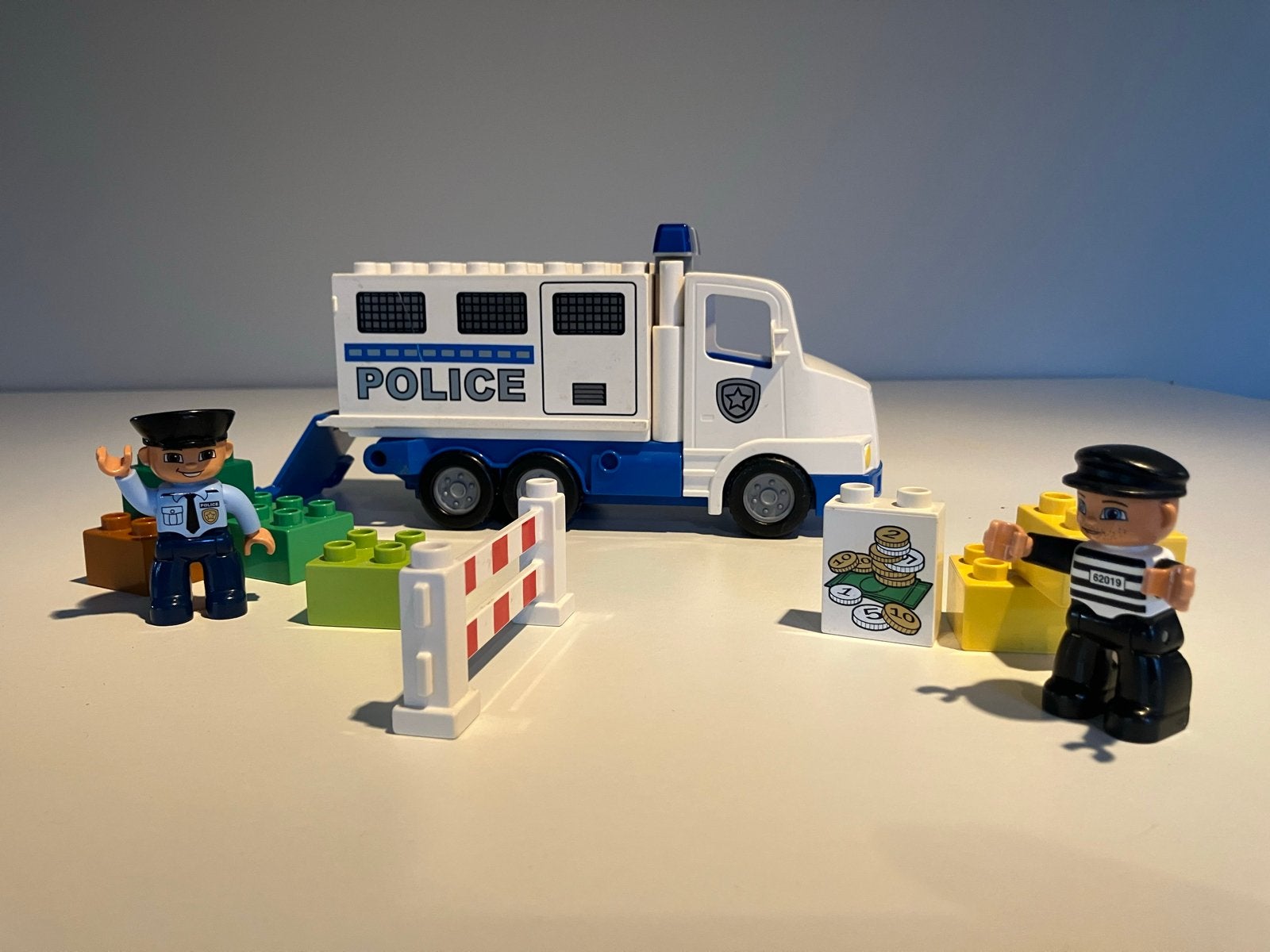 LEGO Duplo 5680 Politie Transport met Agent en Boef, Ophalen of Verzenden, Zo goed als nieuw, Overige merken