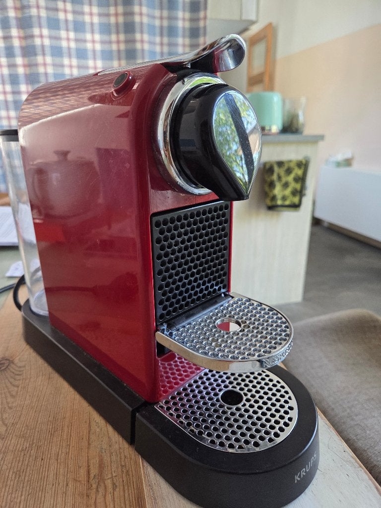 Nespresso espresso-machine. Kleur rood, Ophalen, Gebruikt, Espresso apparaat