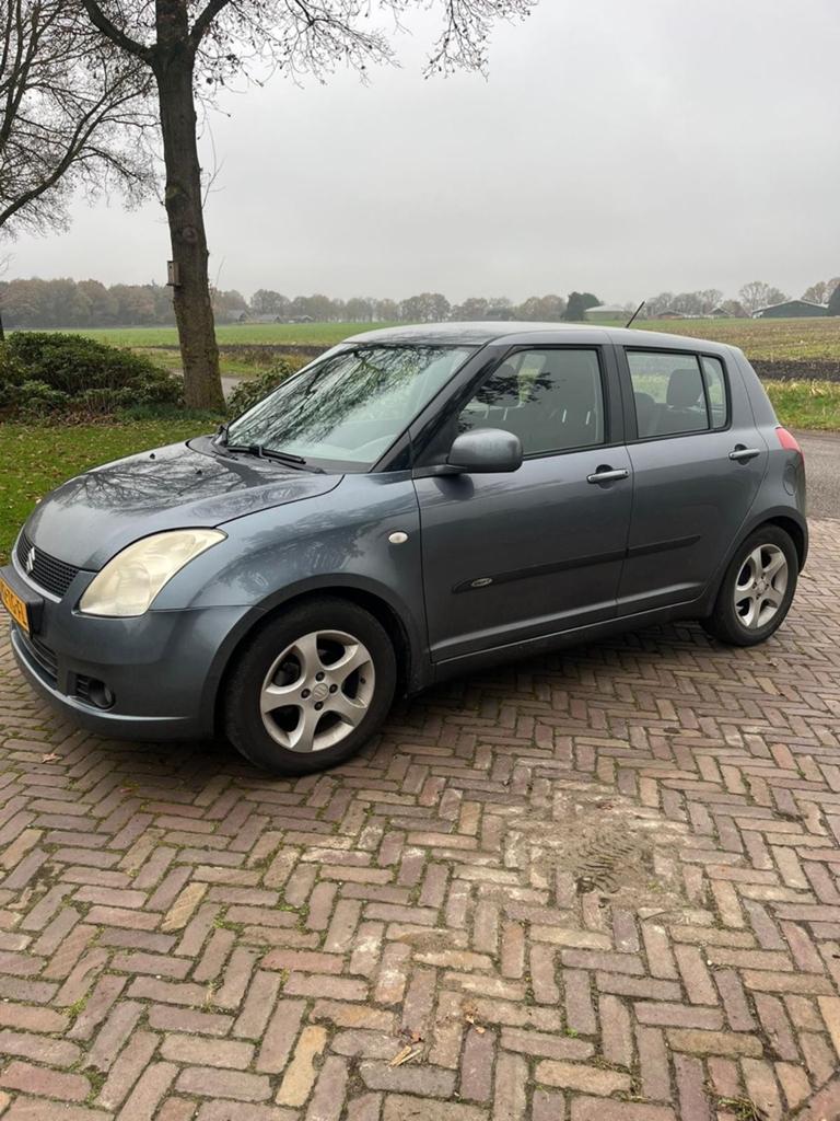 Suzuki Swift 1.3 5DRS 2006 Grijs, Auto's, Suzuki, Voorwielaandrijving, Stof, 40 €/maand, Zwart