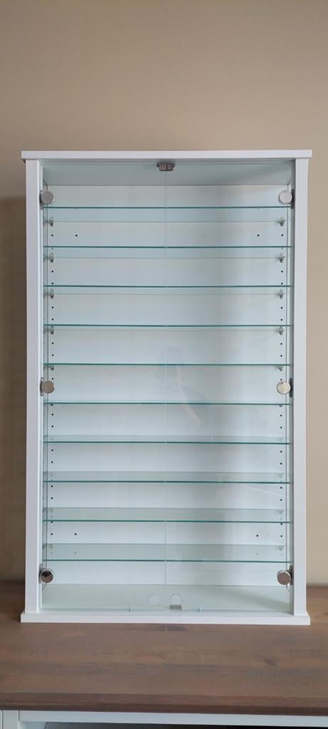Witte vitrinekast met glazen planken en deuren, Huis en Inrichting, Kasten | Vitrinekasten, Ophalen, Glas, 100 tot 150 cm, 50 tot 100 cm
