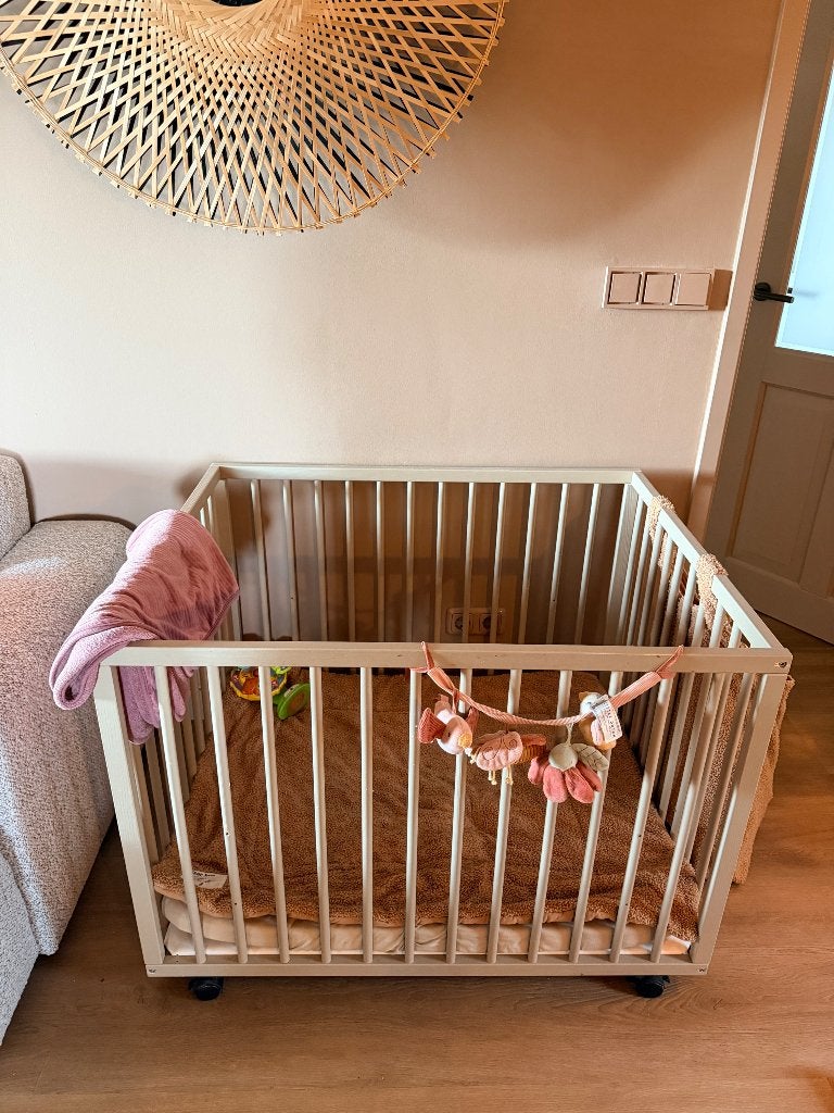 Mooie naturelkleurige box met matras en Boxzak en kleed, Ophalen, Zo goed als nieuw, Vierkant, Boxkleed