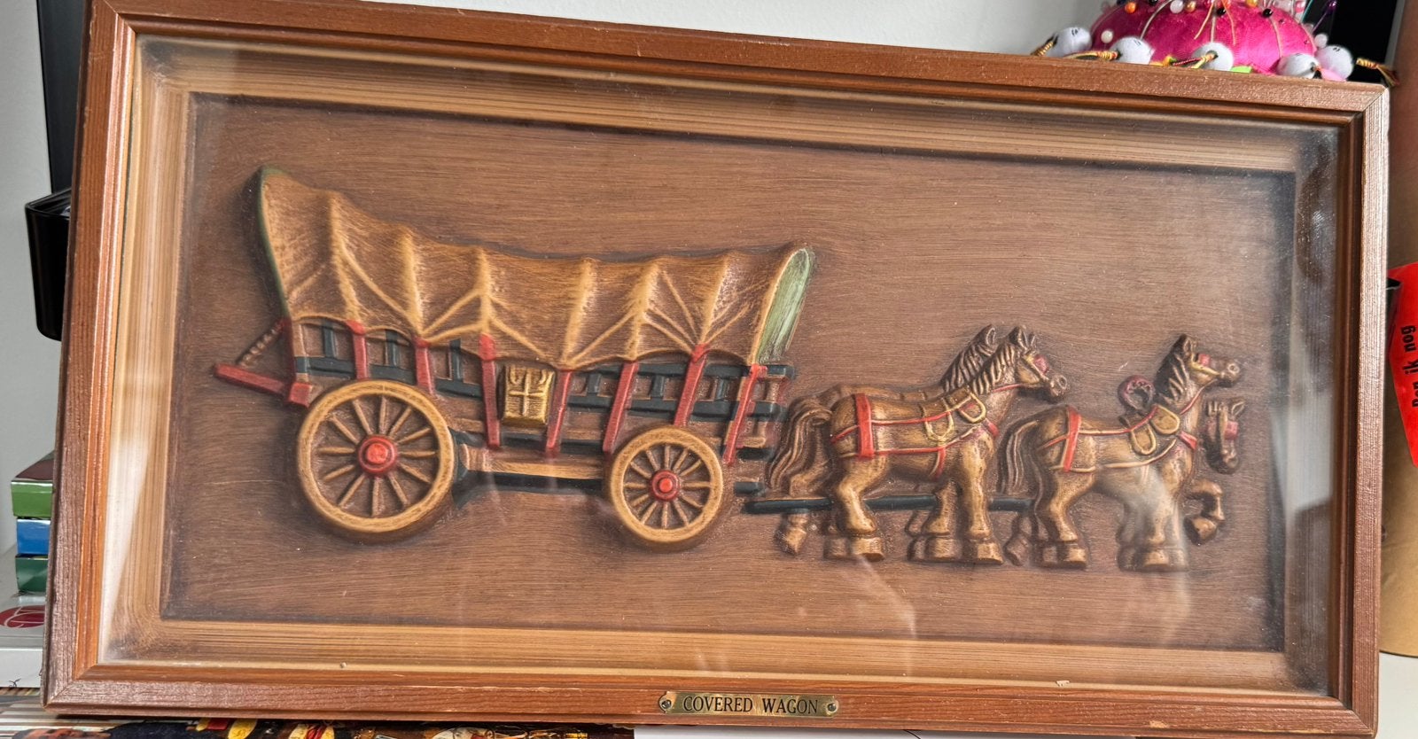 Vintage 3D wandreliëf “Covered Wagon” in houten vitrinekast, Ophalen of Verzenden