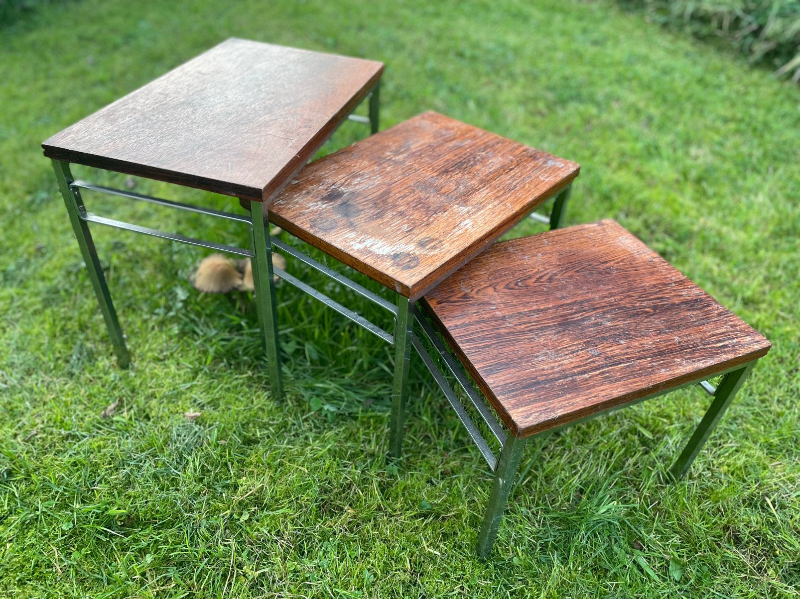 Drie tafeltjes, vintage - hout/metaal (nesting tables), Huis en Inrichting, Minder dan 55 cm, Zo goed als nieuw, Rechthoekig, Ophalen