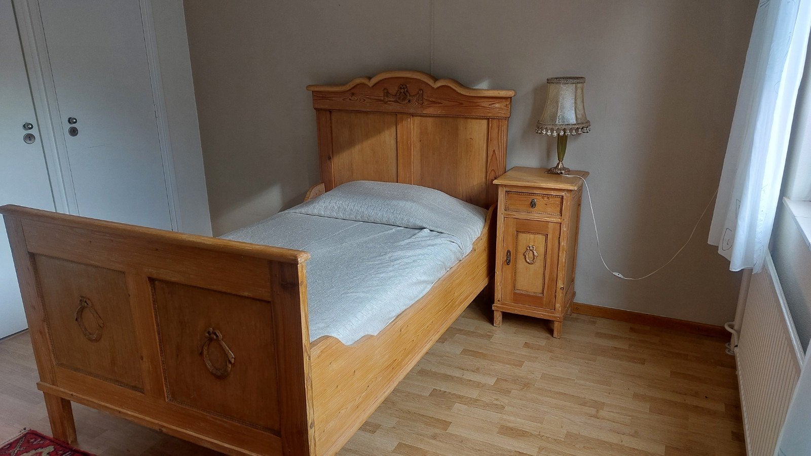 Antiek houten eenpersoonsbed met nachtkastje, Ophalen
