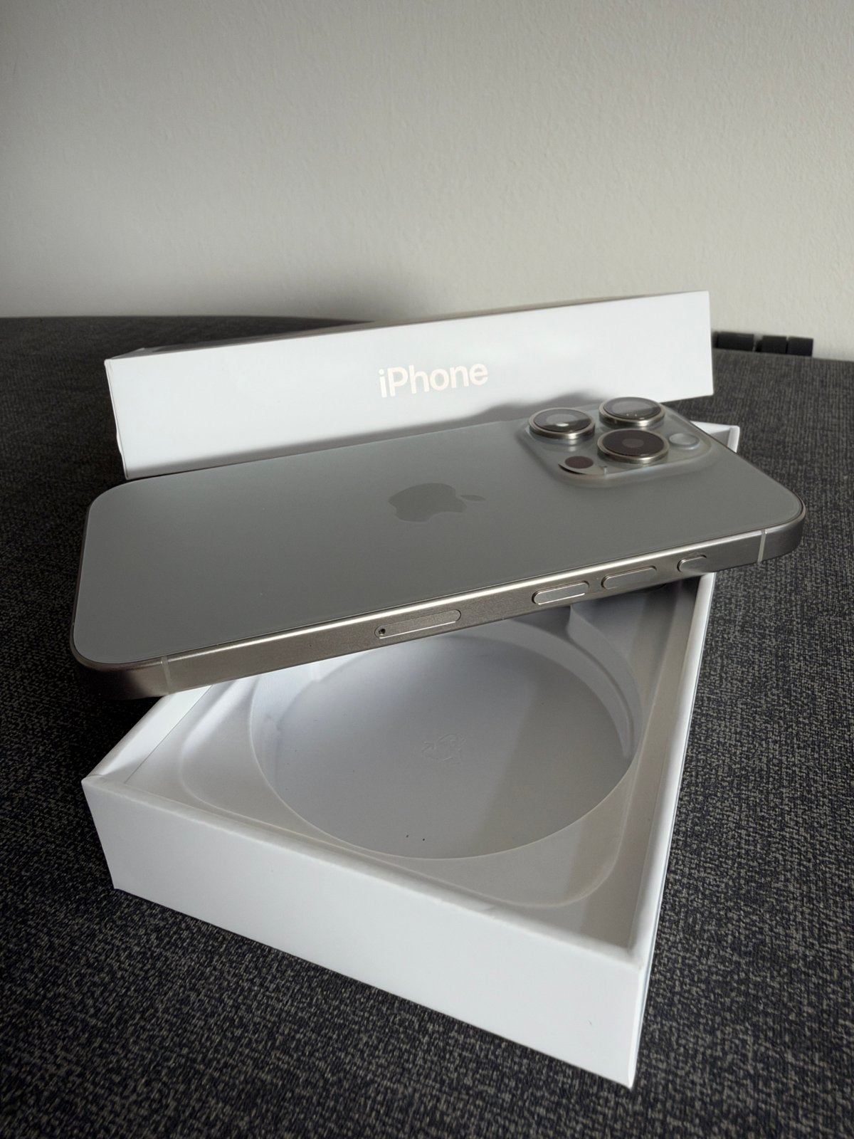 Foto 5 van Apple iPhone 15 Pro 128GB Natural Titanium - Zeer goed