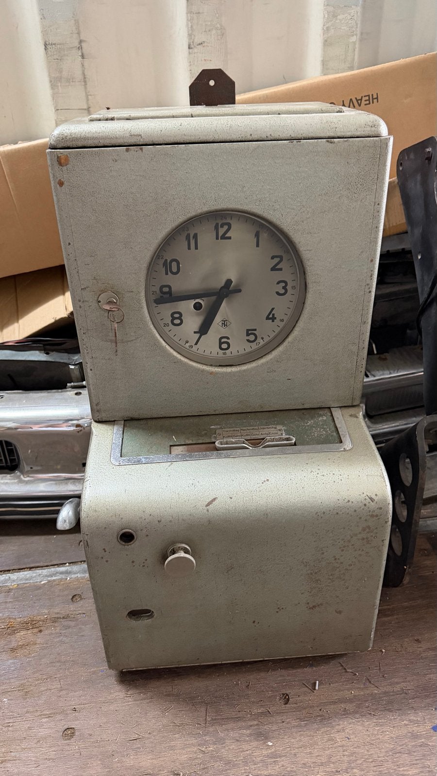 Vintage Industriële Prikklok / Tijdregistratieklok met Sleut, Ophalen