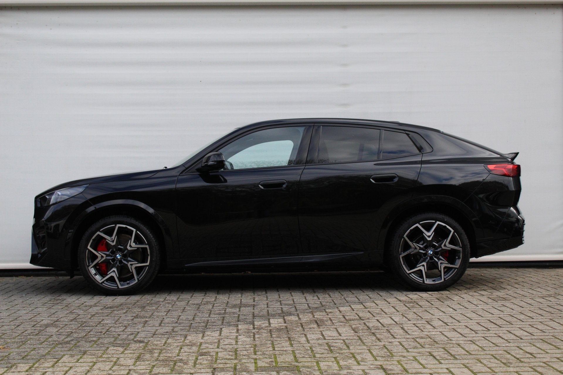 BMW iX2 xDrive30 M Sport / Panoramadak / Trekhaak / Sportsto, Auto's, BMW, Automaat, Dealer onderhouden, IX2, Zwart