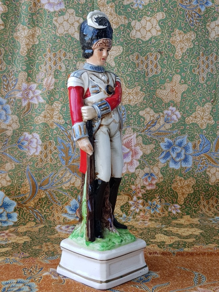 Antiek beeld uit Engeland van een historische soldaat 35 cm., Ophalen of Verzenden