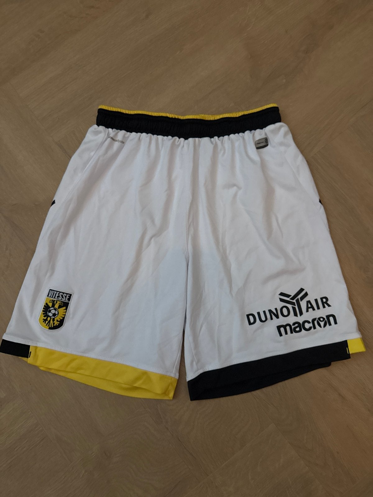 Vitesse Macron voetbalbroekje maat M, Sport en Fitness, Voetbal, Maat M, Ophalen of Verzenden, Zo goed als nieuw, Broek