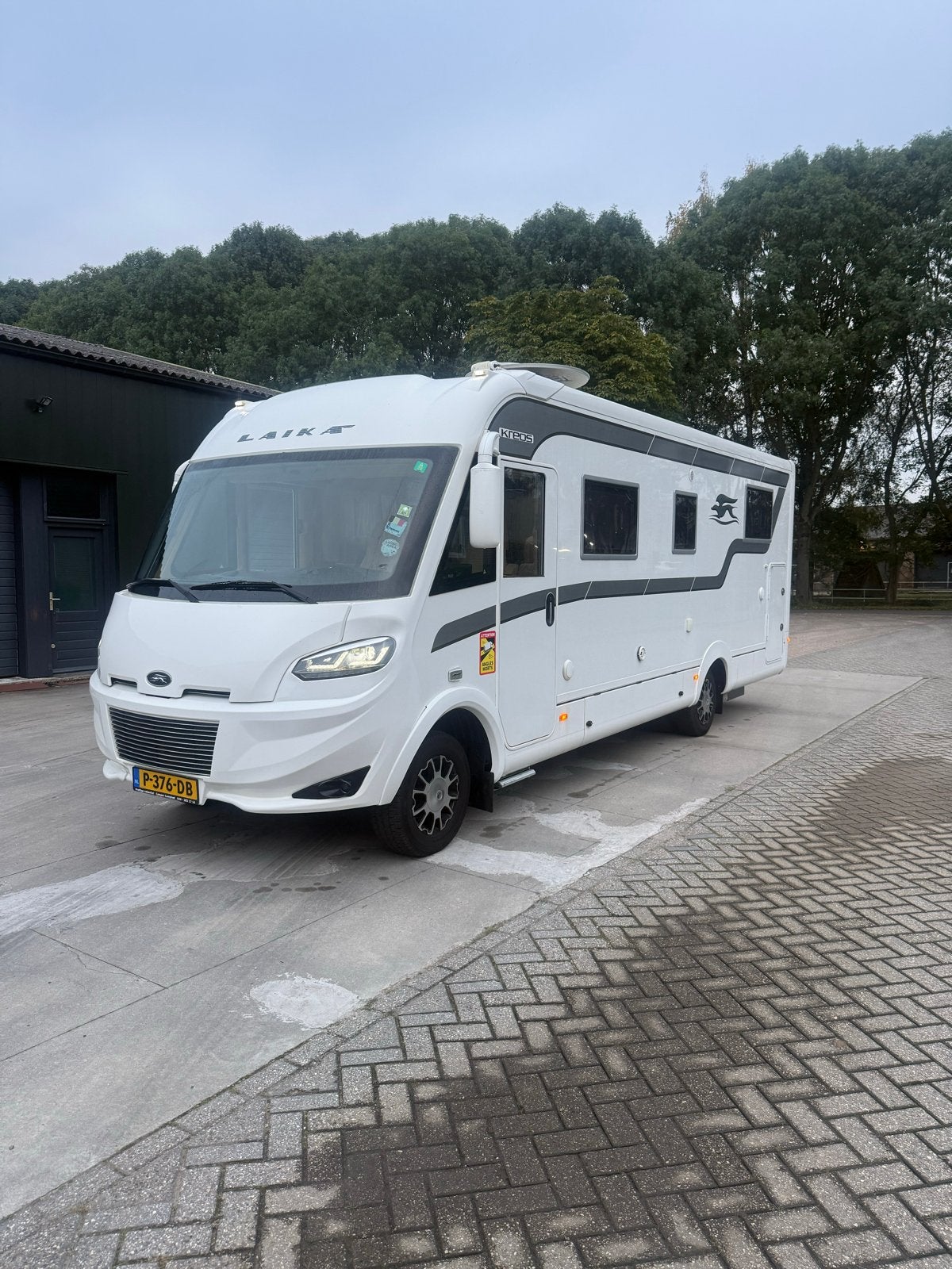 Luxe Laika Kreos 8002 Integraal Camper met veel opties, Boiler, Vloeistofverwarming, Diesel, Particulier