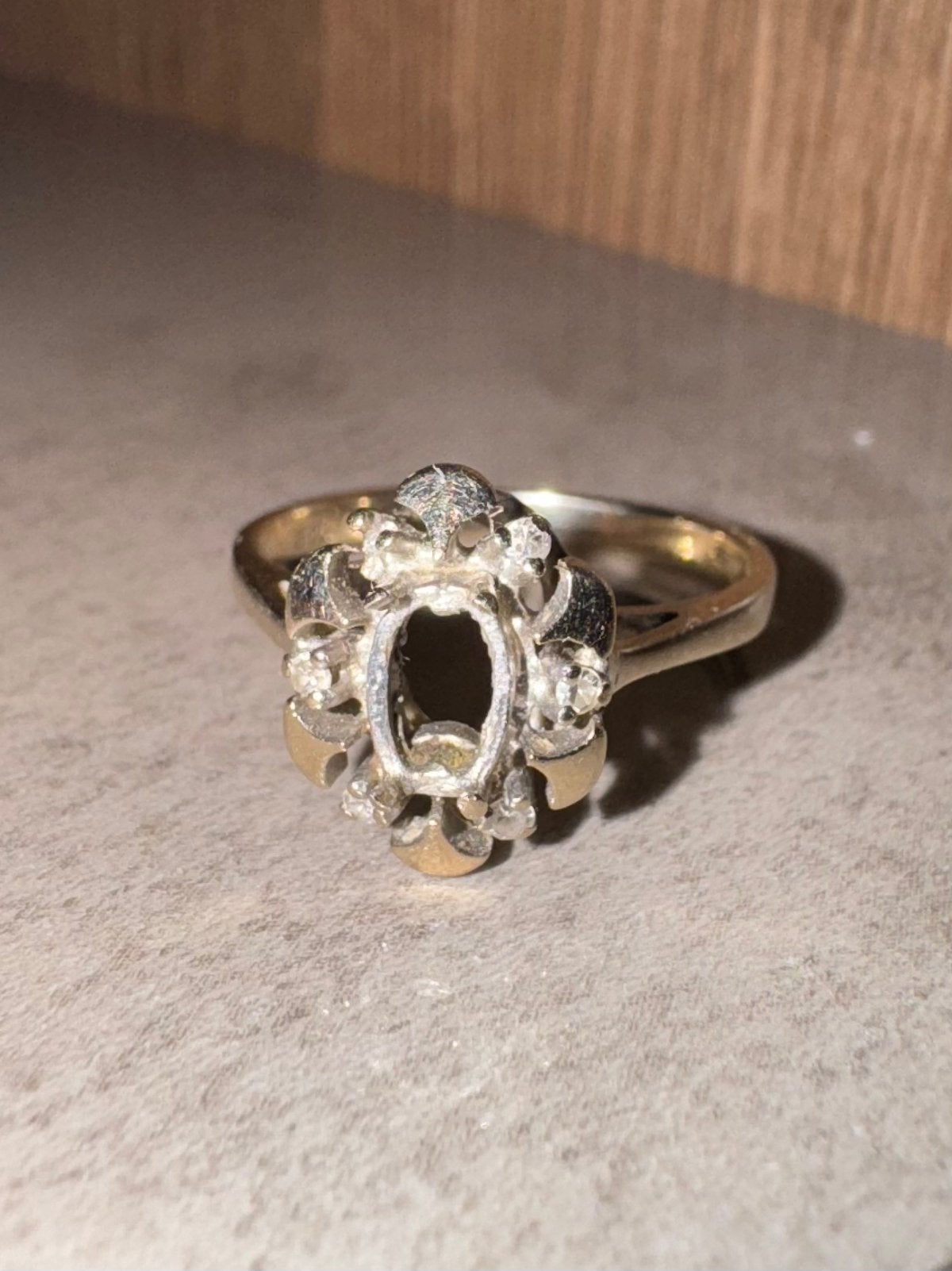 18k gouden ring met zetting en diamantjes (zonder steen), Ophalen of Verzenden