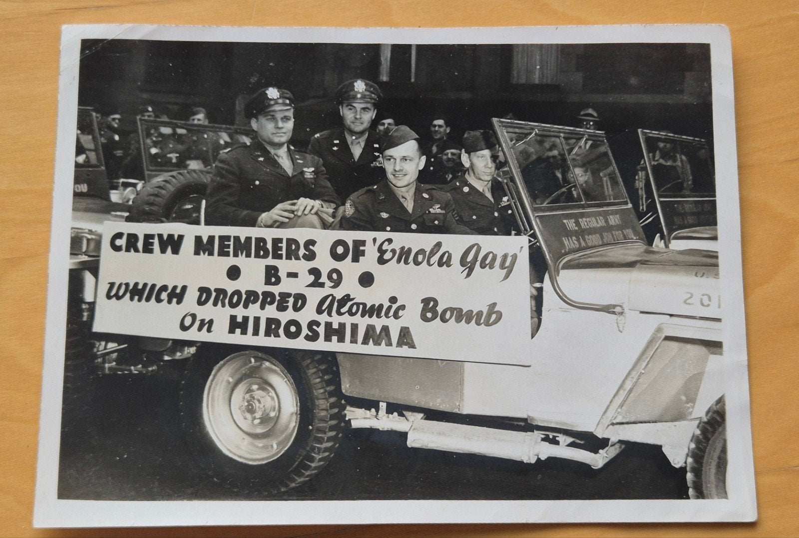 Persfoto Enola Gay crew - Hiroshima bom, Verzamelen, Gebruikt, Foto, Ophalen of Verzenden, 1940 tot 1960