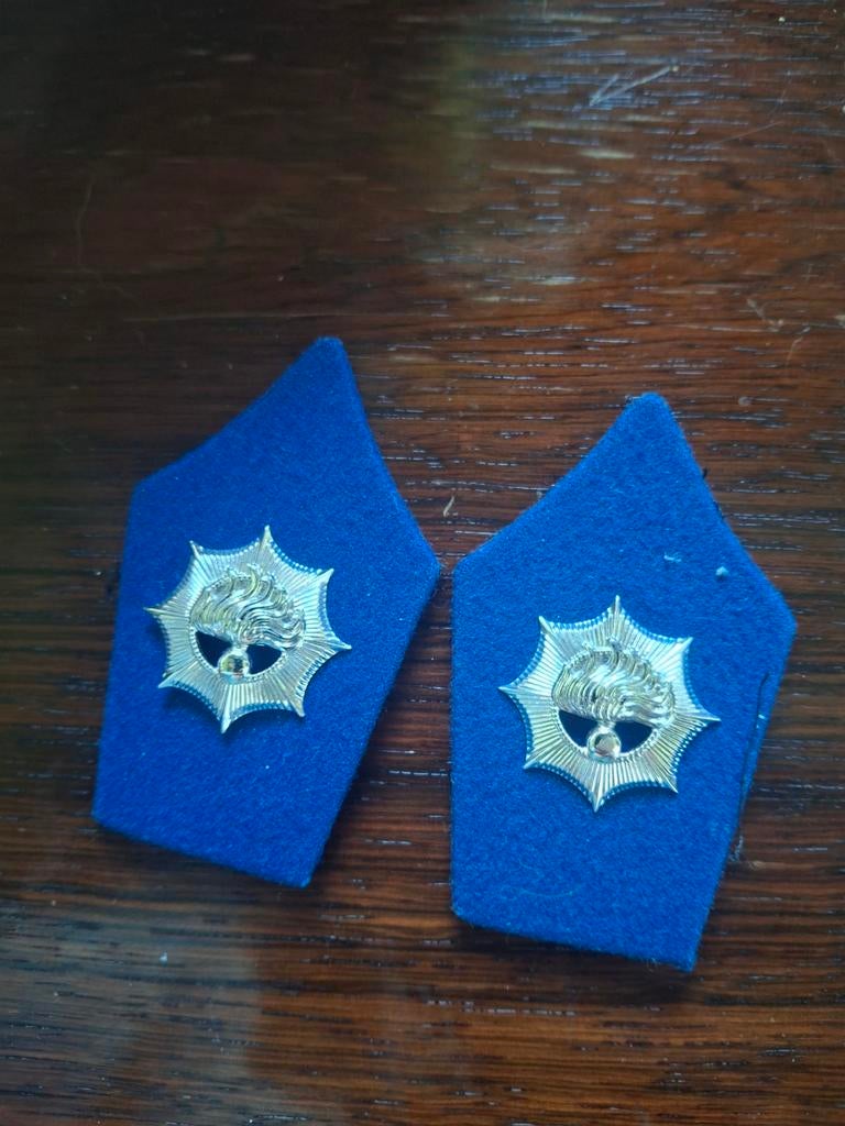 Kraagspiegels met embleem Rijkspolitie, Ophalen of Verzenden, Overige soorten, Nederland, Embleem of Badge