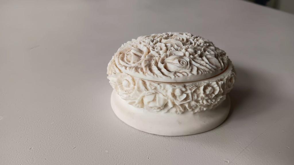 Imitatie ivoor gesneden bakje met bloemmotief., Ophalen of Verzenden, Zo goed als nieuw, Overige materialen