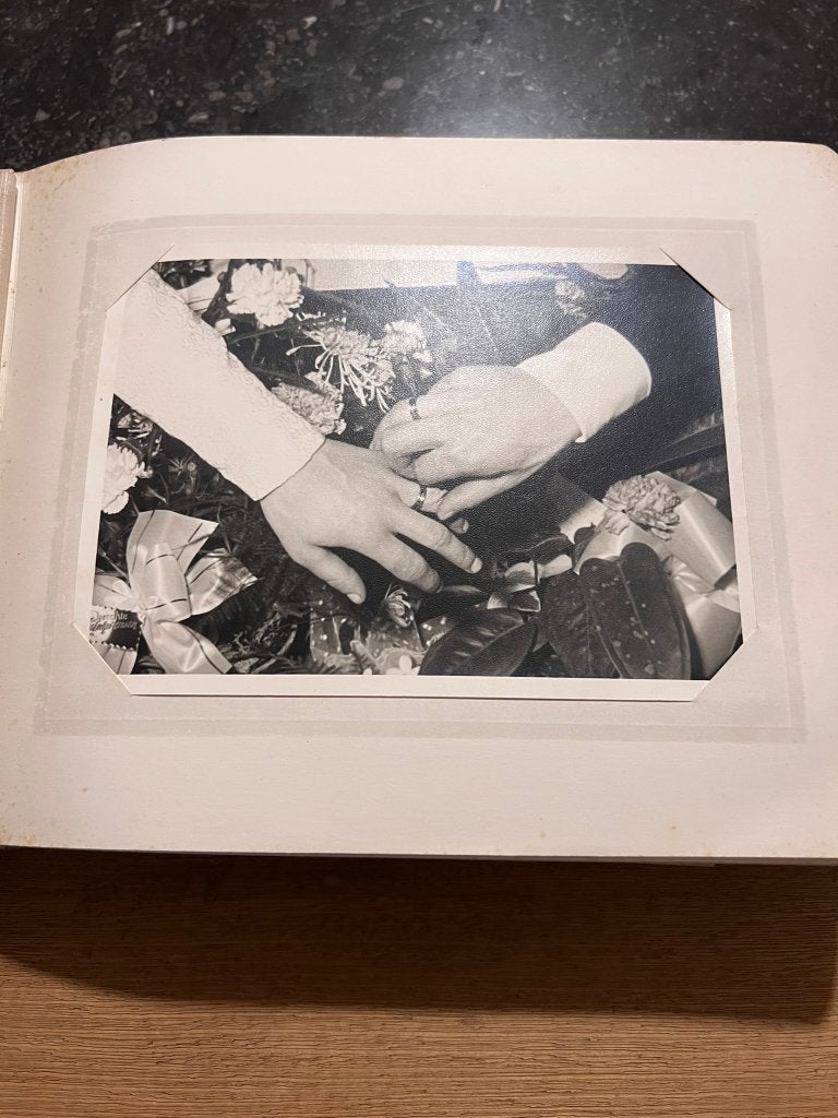Uniek album met trouwfoto's van een koppel, 1966 + uitnodigi, 1960 tot 1980, Gebruikt, Foto, Ophalen of Verzenden